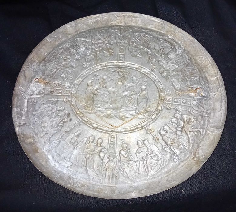 Medalhão em metal com decoração relevada, motivo religioso