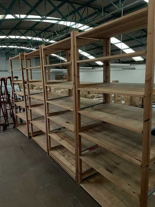 Estantes metálicas e madeira para armazenamento e organização