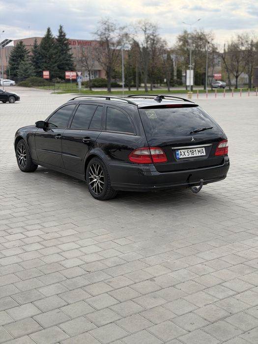 Mercedes-  Benz 211