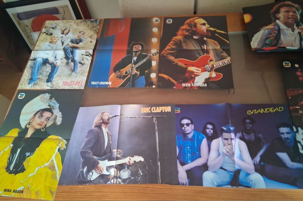 Posters antigos de cantores, atores  e bandas