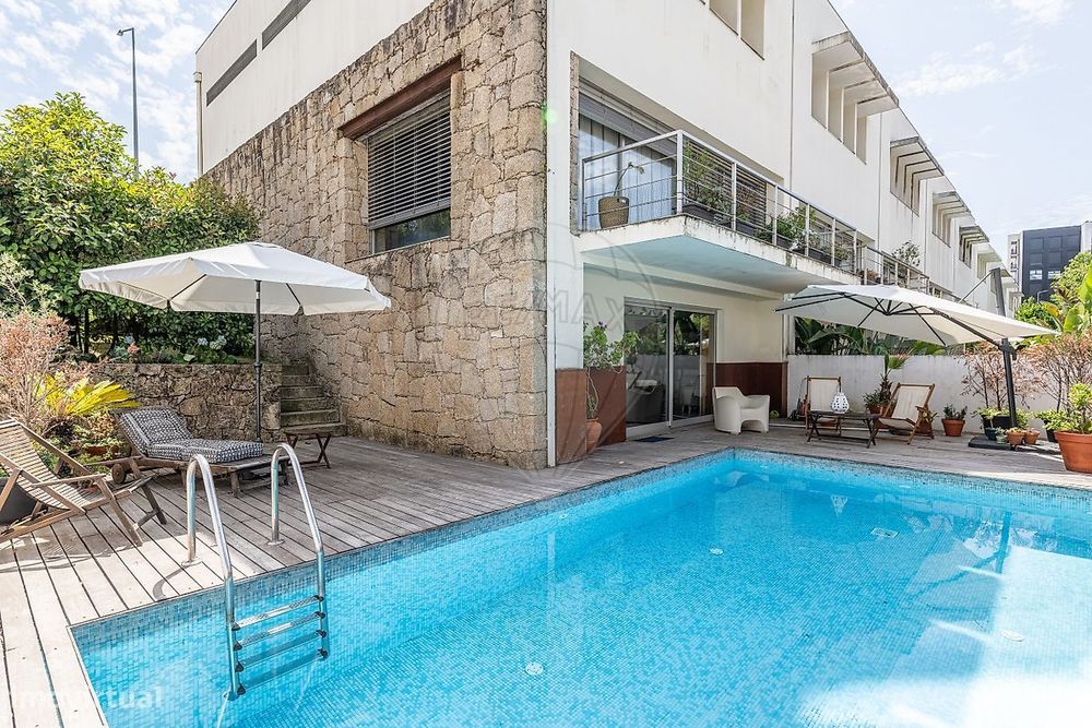 Moradia de Gaveto T4 Transformada em T3 com Piscina | Fraião, Braga