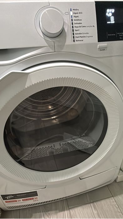 Máquina de secar roupa AEG