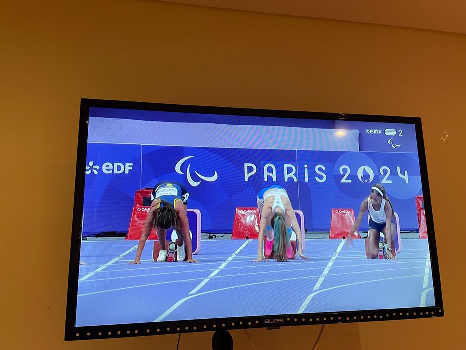 Tv silver tamanho médio