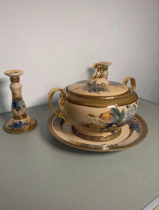 Conjunto de porcelana decorativa com detalhes dourados