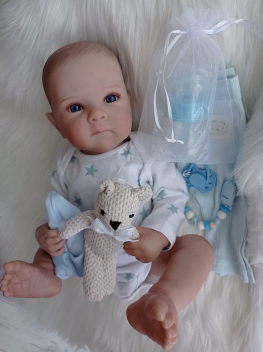 Cała winylowa lalka w typie reborn chłopiec
