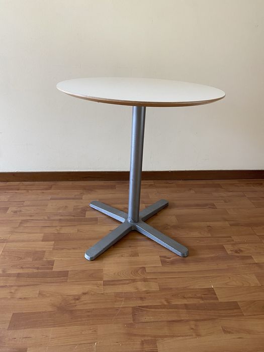 Duas mesas brancas redondas IKEA para interior ou exterior resistentes