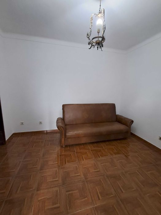 Casa térrea,  composta de cozinha , casa de banho, sala , quarto e marquise