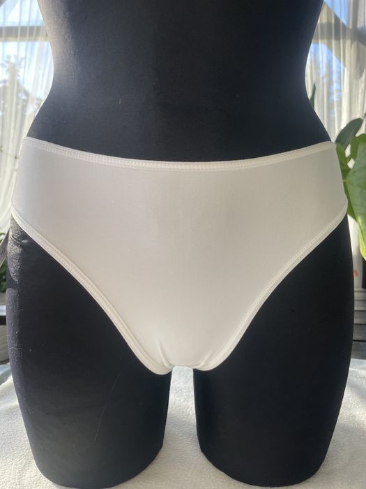Stringi biale S (885)