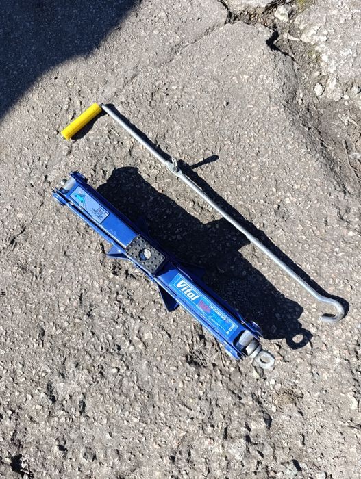 Продается домкрат Vitol