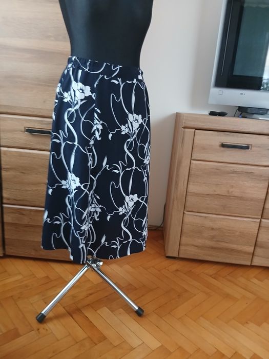 Spódnica na czarnym tle białe kwiaty L