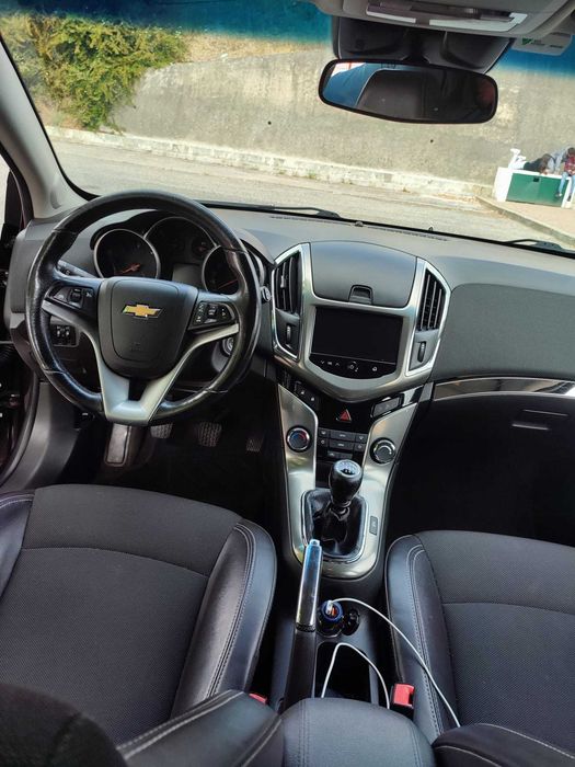 Chevrolet Cruze 2.0 Diesel, ano 2014, caixa manual e 252.000 km.