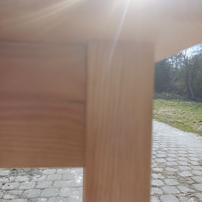 Stół sosnowy lakierowany