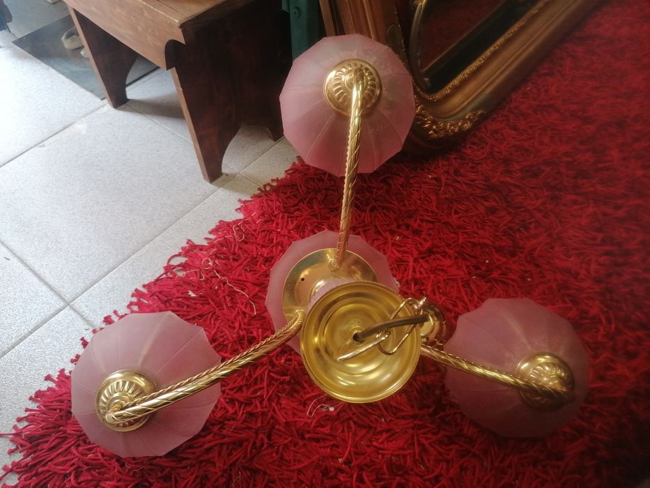 Candeeiro de tecto em vidro rosa

A levantar em Lisboa, Graça.