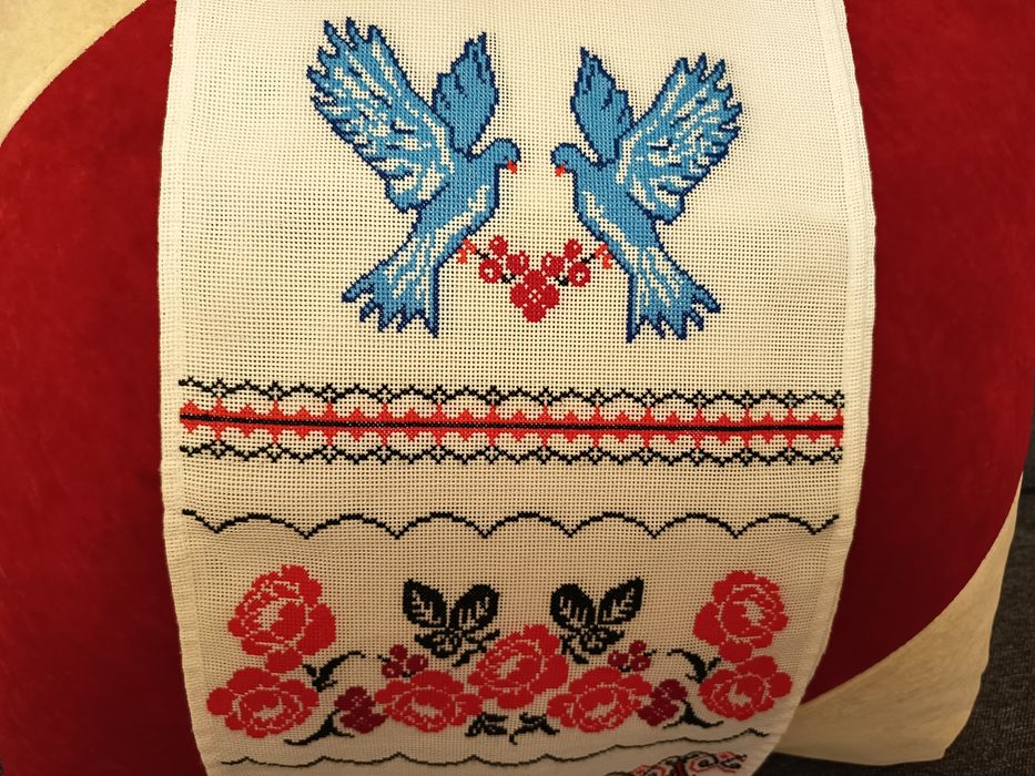 Вишитий нитками рушник на весілля
