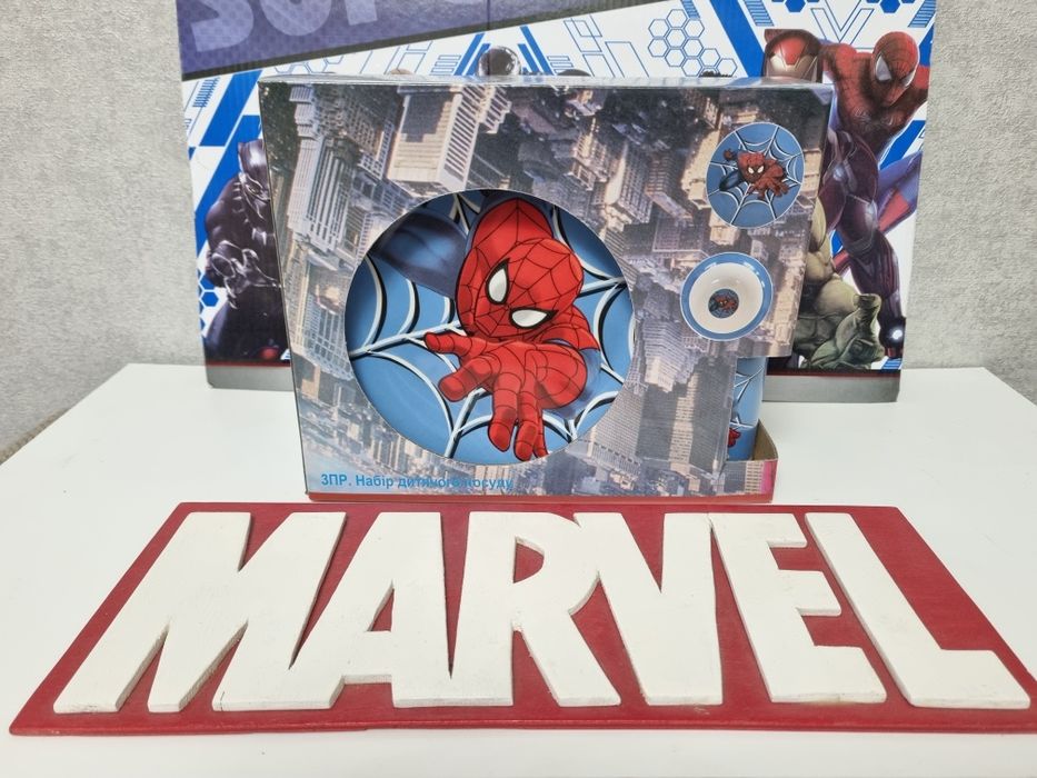 Набір посуду з Супергероями Марвел.