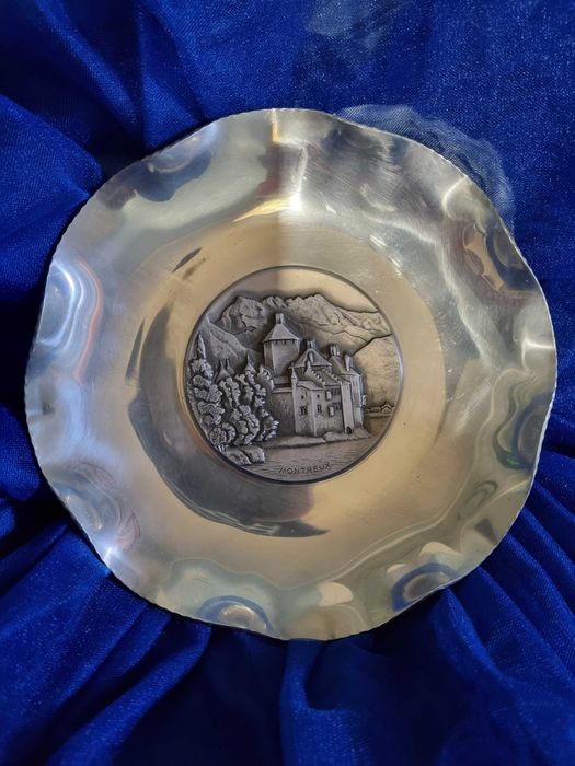 Винтажная сувенирная тарелка Montreux Hand Hammered Plate,Switzerland
