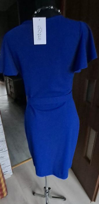 Elegancka sukienka w serek ,rekaw motylek i z  paskiem