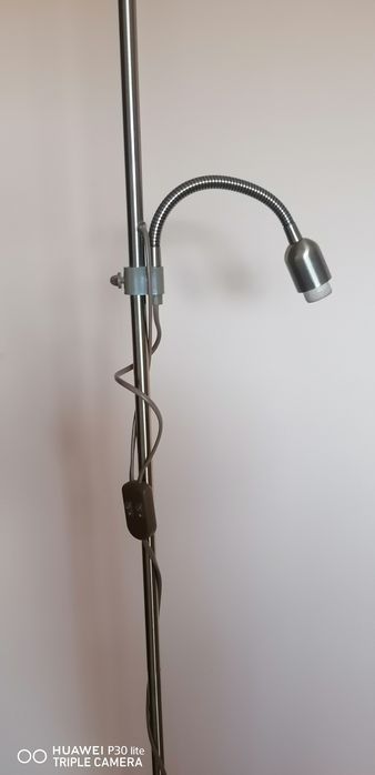 Lampa wolno stojąc złota