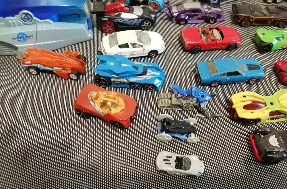 *Coleção de 24 diversos carrinhos, com lançador