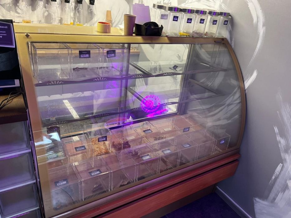 Терміново! Продається кондитерська холодильна вітрина б/у.