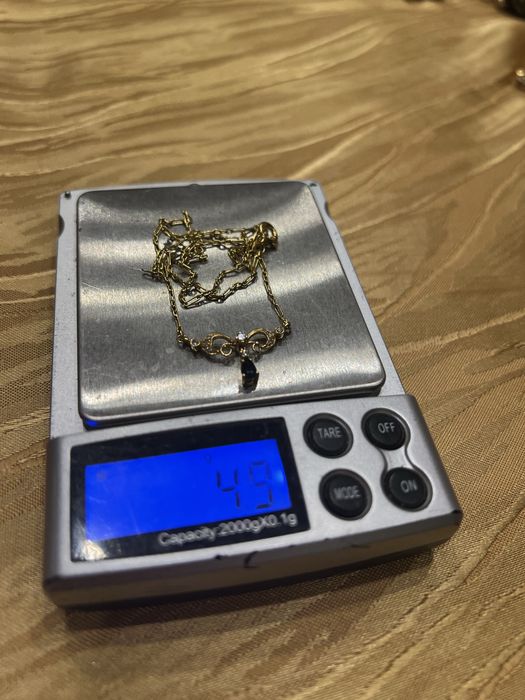 Peça de joalharia em ouro , safira e diamantes
