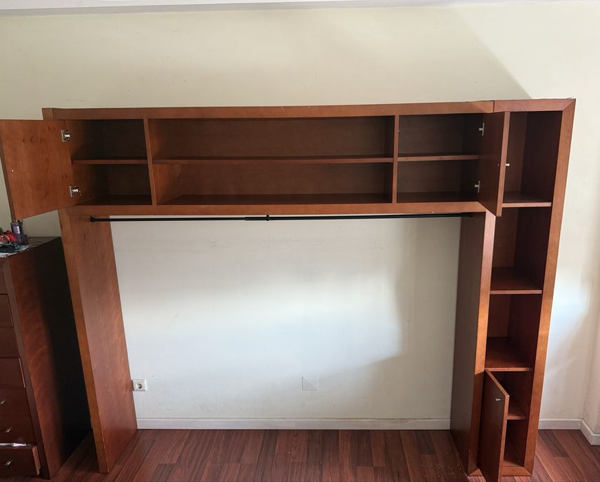 Móvel em ponte castanho