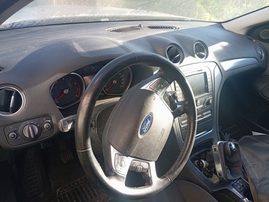 Ford Mondeo MK4 konsola deska 12r kod lakieru BA