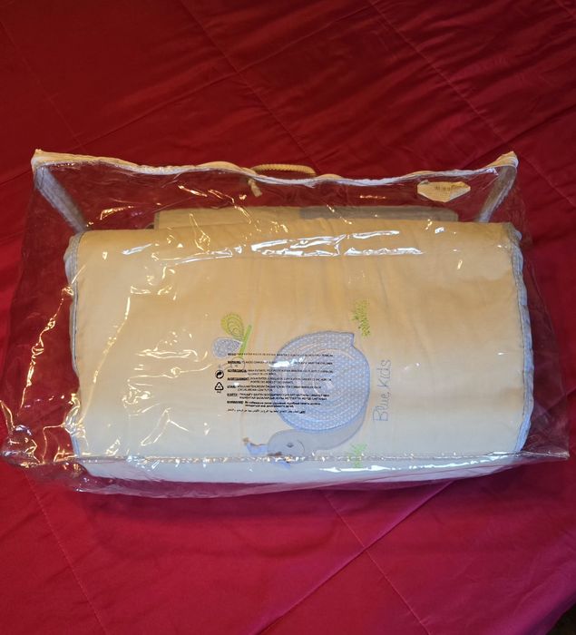 Edredão e proteção de grades para cama de bebé