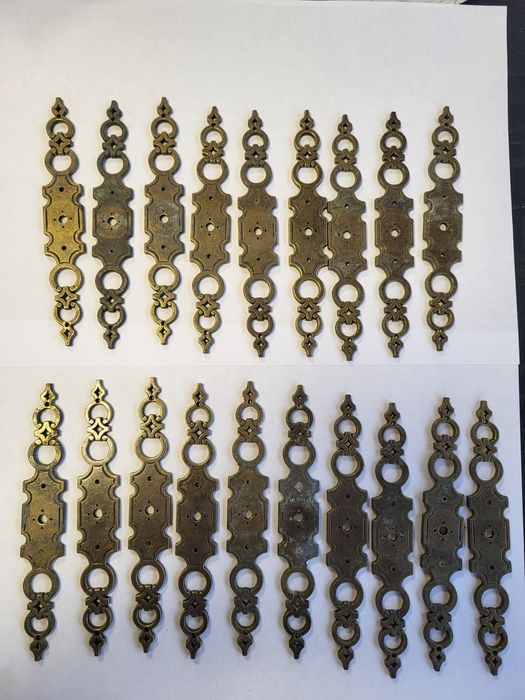 Ozdobne szyldy do mebli vintage