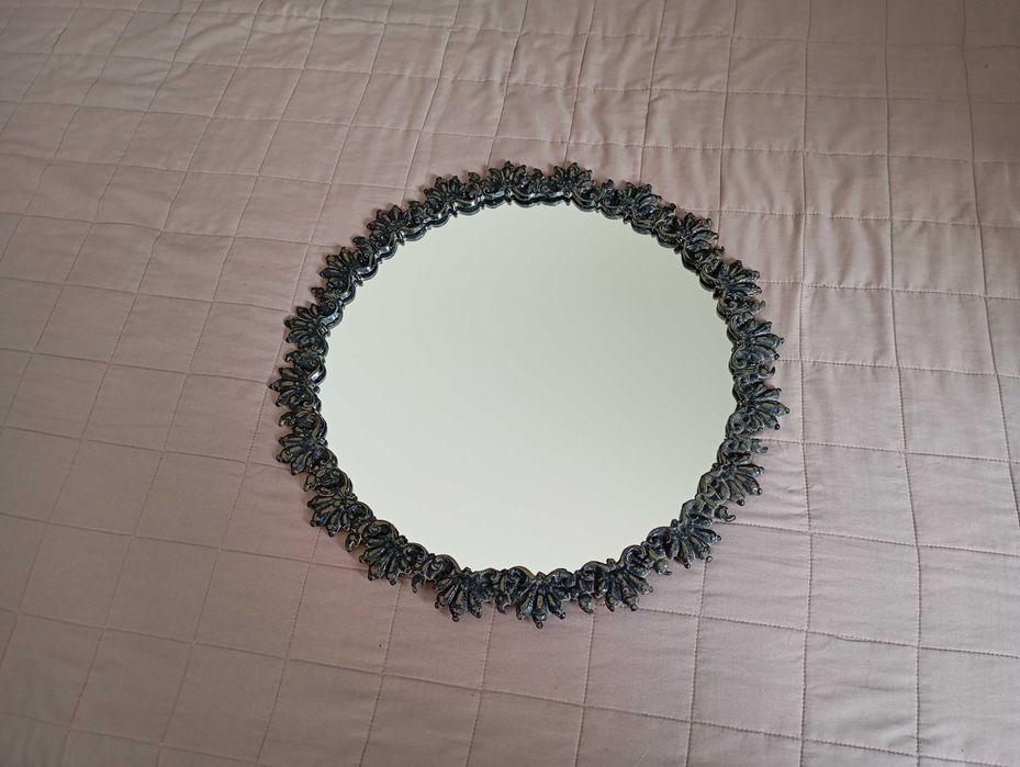 Дзеркало у латунній оправі