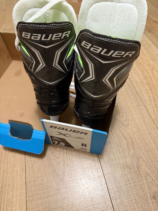Коньки BAUER нові.