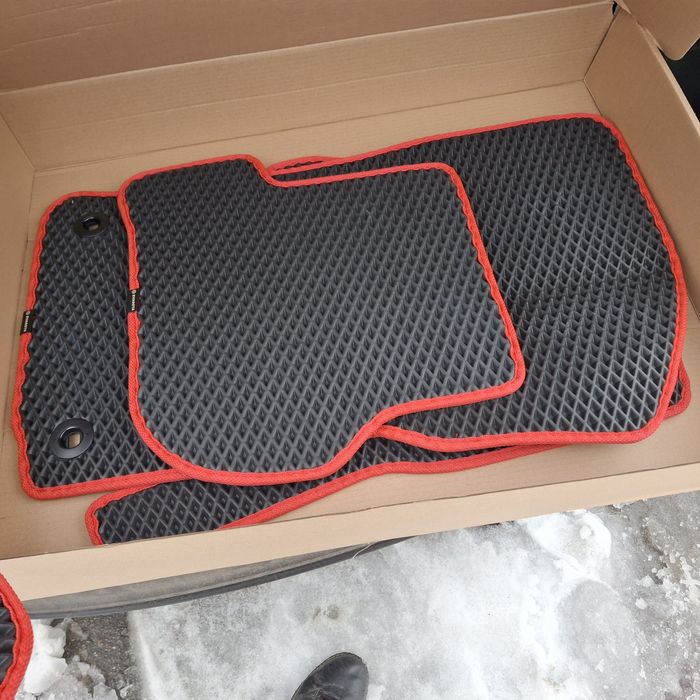 Коврики  в авто нові