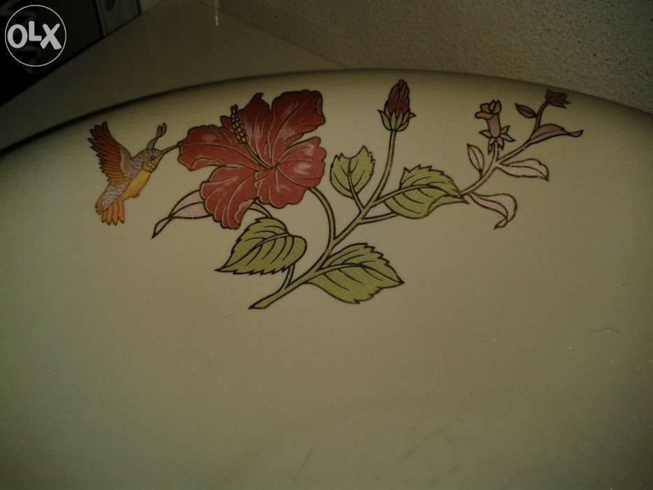 1 Rádio antigo, bacias, jarro, taças, outras antiguidades.