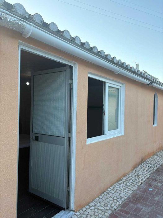T0 mobilado com água e luz incluída 600€