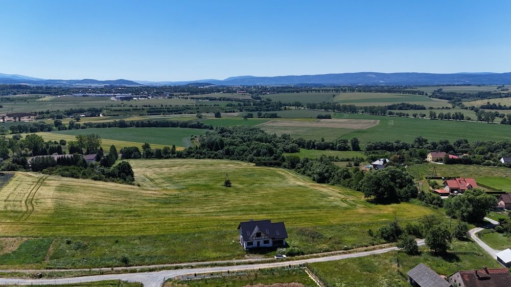 Malowniczo położony dom na wzgórzu