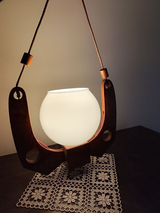 Stylowa lampa wisząca z czasów PRL-u z oryginalnym mlecznym kloszem