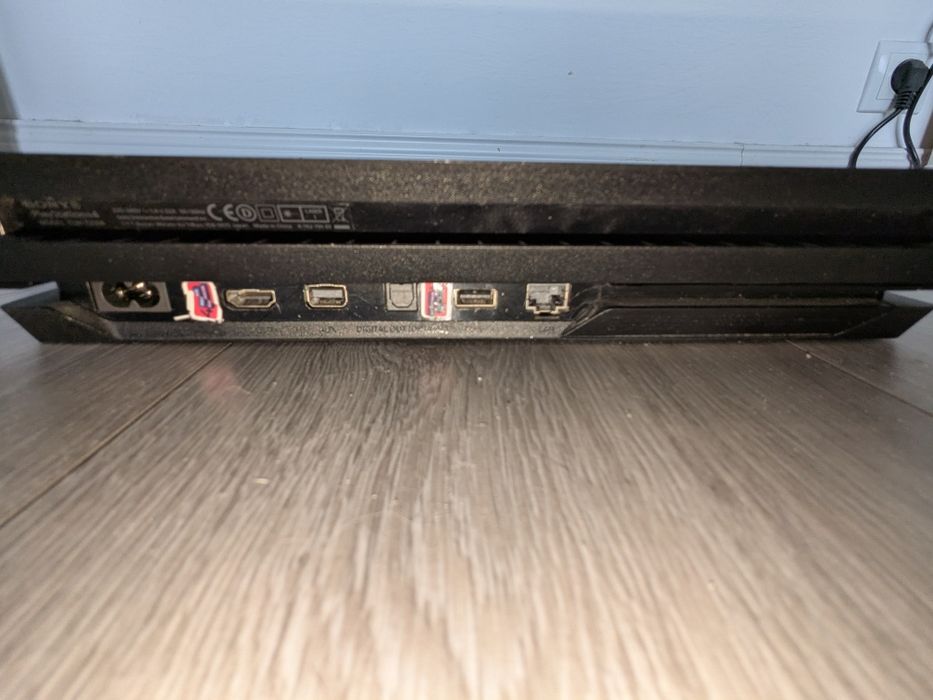 Playstation 4 Pro + 2 pady