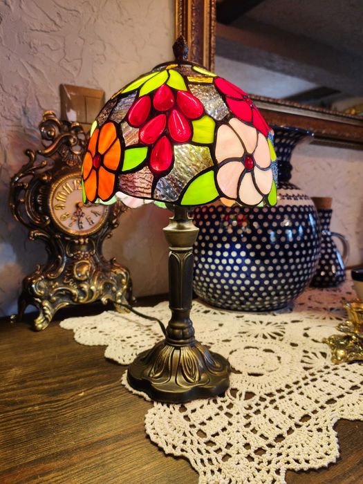 Lampka nocna w stylu Tiffany – kwiatowy klosz witrażowy – 36 cm – piękna
