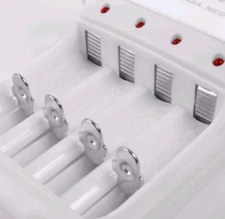 Зарядное устройство с ААА и АА аккумуляторами (4 шт)