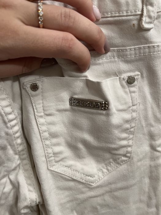 Letnie białe jeansy