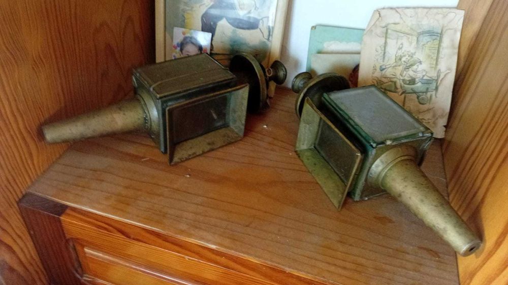 Par de antigas lâmpadas de carruagem em cobre