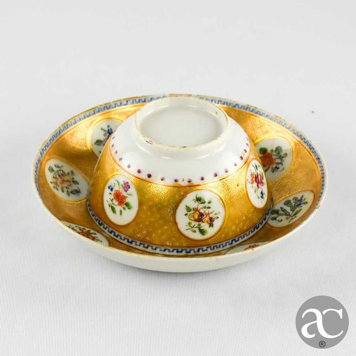 Taça e Pires China, Qianlong, séc. XVIII, decorada com flores e ouro