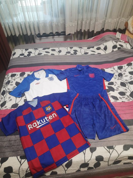 Продам футбольною форму , перчатки , бутсы