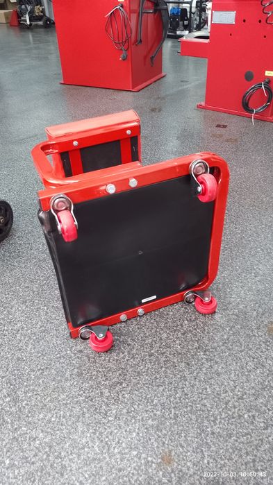 Стул на колесах з поличкою для речей