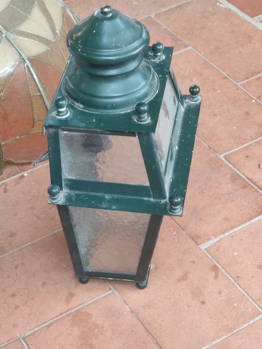 Várias luminárias antigas.