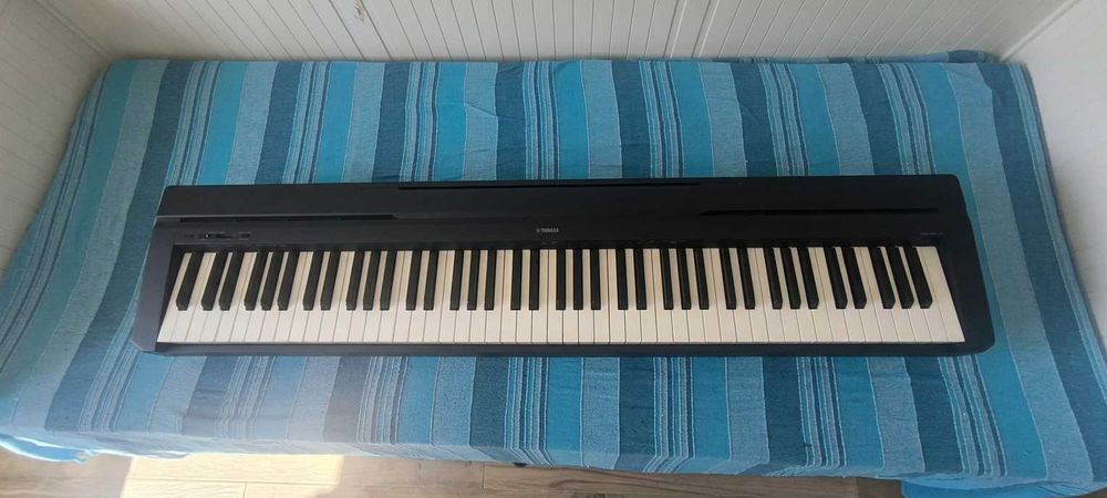 Piano Digital Yamaha P-45 (88 Teclas Pesadas) + Suporte em Cruz + Acessórios