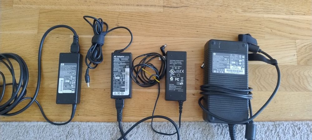 Зарядні до ноутбука.