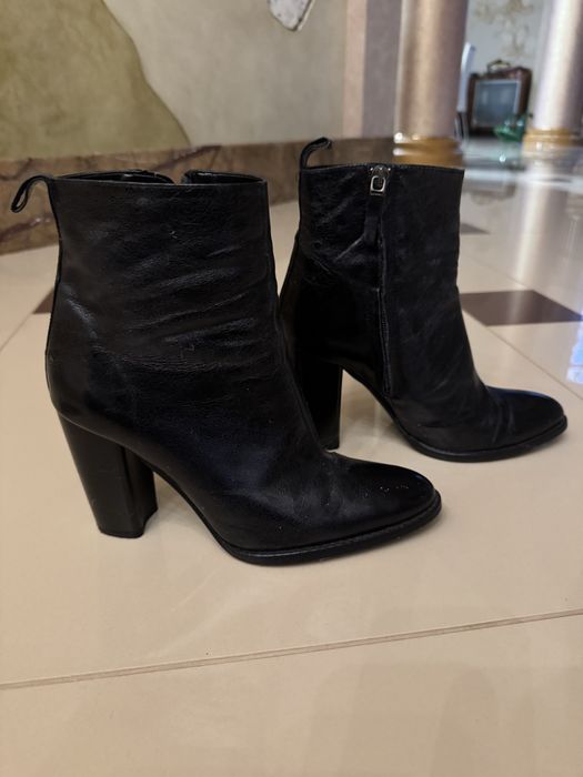 Чорні шкіряні чобітки