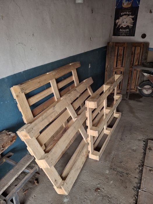 Піддони чотири шт.