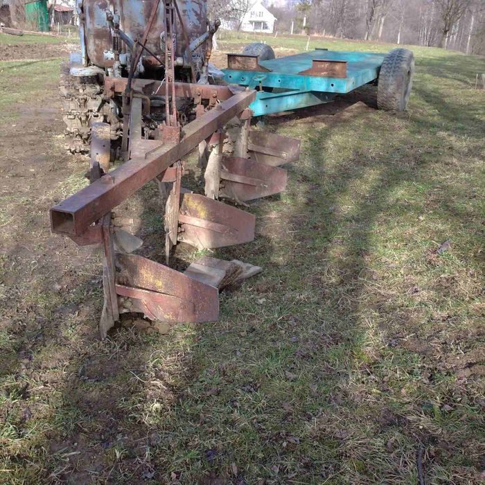 Трактор ХТЗ-74 з плугами